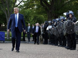 Demonstran George Floyd Ditembaki Gas Air Mata, Hillary Clinton Kritik Trump