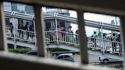 Penampakan Antrean Penumpang di Halte Bus TransJ