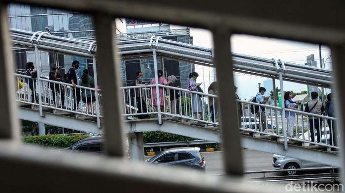 Penampakan Antrean Penumpang di Halte Bus TransJ Antrean penumpang bus TransJakarta terlihat di Halte Gatot Subroto. Antrean itu disebabkan oleh warga yang kembali beraktivitas jelang penerapan new normal.