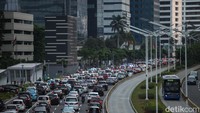 Kawasan jalan Sudirman Jakarta terlihat sudah padet dengan kendaraan roda empat di jam sibuk. Sebagian perusahaan swasta dan PNS juga sudah mulai masuk kerja.