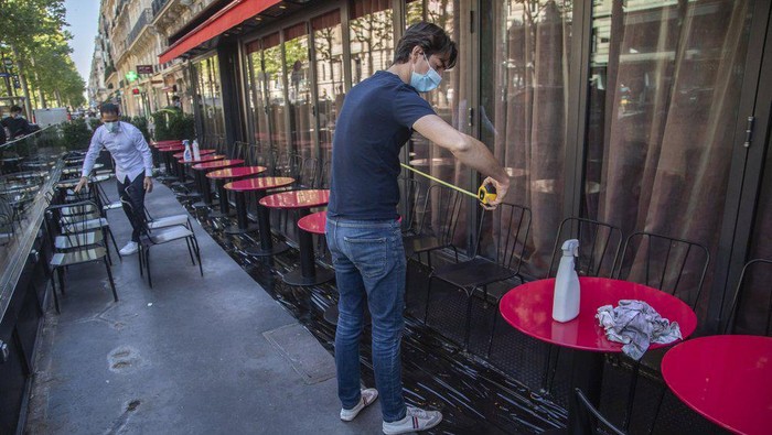Kafe di Paris mulai membuka area luarnya lagi (AP Photo)