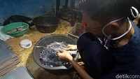 Dari pantauan detikcom di lapangan Desa Bakalan Kecamatan Kalinyamatan, Jepara, Selasa (2/6/2020) sejumlah pekerja masih aktif membuat gelang haji. Tampak mereka dengan teliti membuat gelang sebagai identitas para jemaah haji ketika melaksanakan ibadah haji.