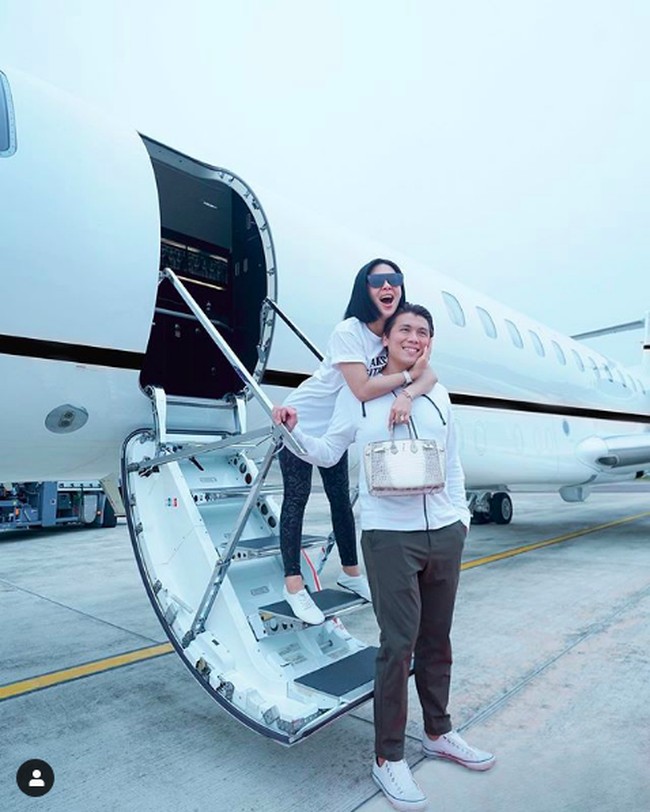 Selain tas Hermes seri Constance Himalayan, Syahrini juga memiliki tas lainnya yang harganya mencapai Rp 2 miliar lebih. Seperti tas Hermes Birkin yang dibawanya saat berpose bersama Reino Barack di pintu pesawat jet ini. Foto: Instagram @ princessyahrini
