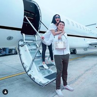 Selain tas Hermes seri Constance Himalayan, Syahrini juga memiliki tas lainnya yang harganya mencapai Rp 2 miliar lebih. Seperti tas Hermes Birkin yang dibawanya saat berpose bersama Reino Barack di pintu pesawat jet ini. Foto: Instagram @ princessyahrini