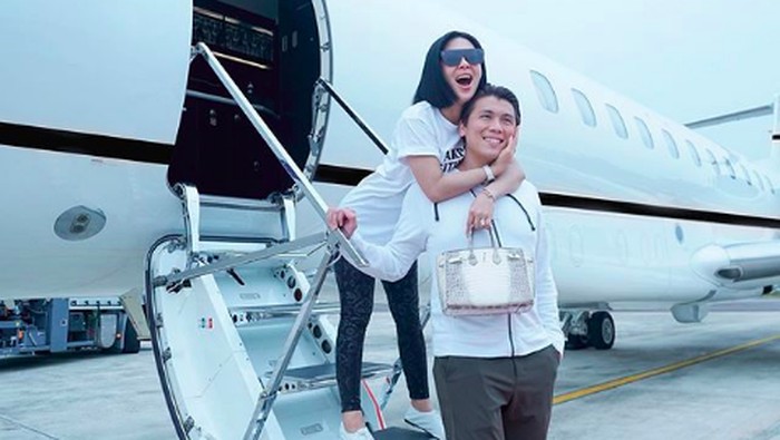 Syahrini Bawa Tas Rp 2 miliar