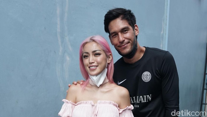 Jessica Iskandar dan Richard Kyle saat ditemui di kawasan Trans TV.