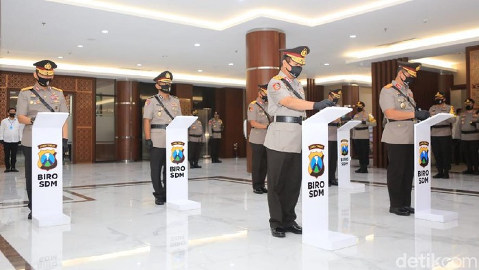 Kapolrestabes Surabaya, Wakapolda hingga Irwasda Jatim resmi berganti. Kapolda Jatim Irjen M Fadil Imran memimpin serah terima jabatan dengan menerapkan physical distancing.