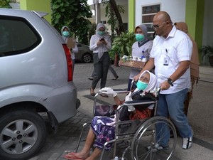 Dokter RS PHC Cerita Rahasia Nenek Usia 100 Tahun Sembuh dari COVID-19