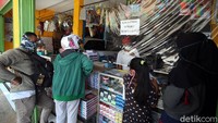 Pembatas plastik ini dimaksudkan untuk meminimalisir penyebaran virus Corona melalui interaksi antara pedagang dan pembeli.