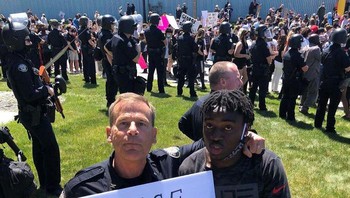 Polisi dan demonstran satu suara menentang rasisme. Foto: via Bored Panda