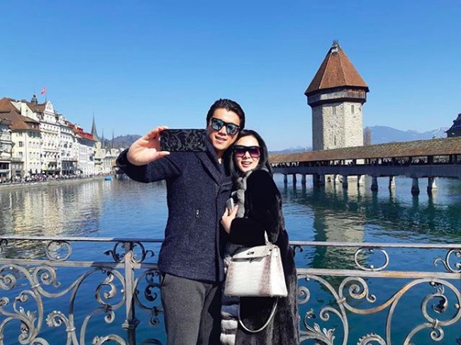 Satu lagi tas Hermes Himalayan seharga Rp 2 miliar yang dimiliki Syahrini, yaitu Hermes seri Kelly. Pelantun Sesuatu itu tampak membawa tas Hermes Kelly Himalayan saat liburan ke Swiss bersama Reino Barack. Foto: Instagram @ princessyahrini