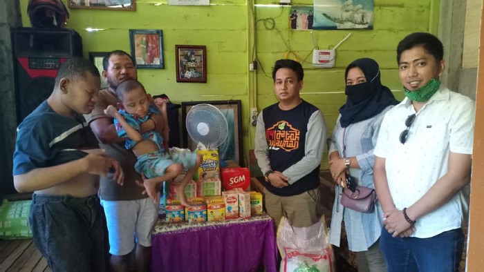 Wagub Sulsel Andi Sudirman Sulaiman menyalurkan bantuan kepada 3 bersaudara yang alami malnutrisi dan disabilitas di Palopo (dok. Istimewa)