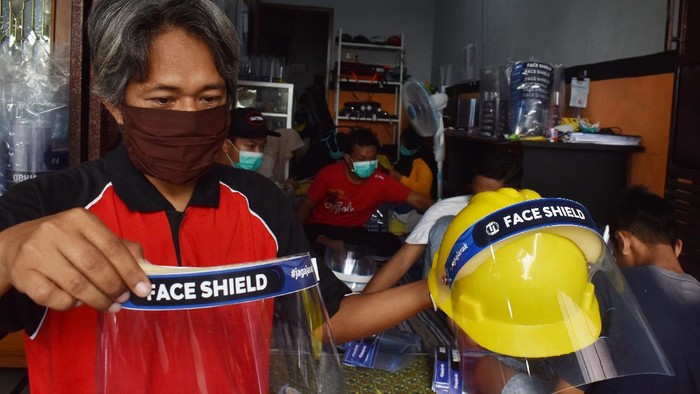 Pelindung wajah jadi salah satu apd yang diburu di masa pandemi COVID-19. Permintaan yang meningkat membuat industri rumahan yang memproduksi apd itu kian sibuk