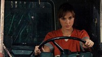 Tidak hanya mengendarai mobil-mobil mewah, Gal Gadot juga bisa mengendarai truk. Foto ini saat ini beraksi di Fast & Furious.Foto: The Things