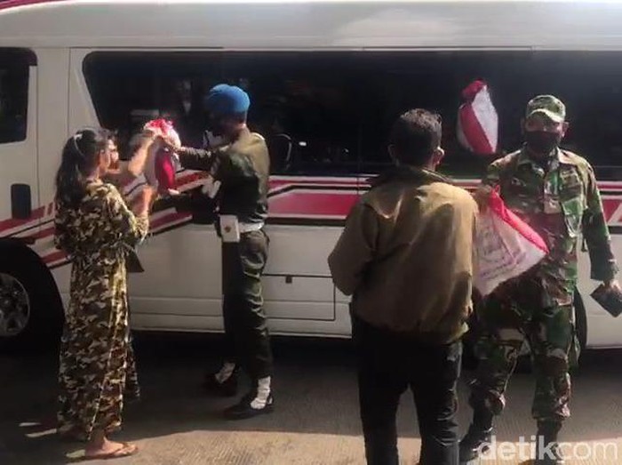 Pembagian bantuan presiden di sekitar Masjid Istiqlal usai kunjungan Presiden Jokowi.