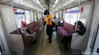 Gerbong kereta juga selalu disemprot disinfektan.