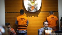 Konpers dipimpin oleh Wakil Ketua KPK Nurul Ghufron. Turut hadir Deputi Penindakan KPK Karyoto dan Plt Jubir KPK Ali Fikri.