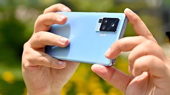 Kamera utama ponsel ini diberikan stabilisasi gambar layaknya gimbal. Foto: Sina Mobile