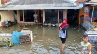 Gelombang pasang ini telah merendam pemukiman warga dengan ketinggian air bervariatif antara 30 centimeter hingga 70 centimeter.