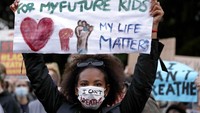 Para demonstran membawa beragam poster dan spanduk berisi penolakan mereka terhadap diskriminasi dan rasisme yang tak jarang masih kerap dialami oleh sejumlah warga di berbagai negara dunia. AP Photo/Rick Rycroft.