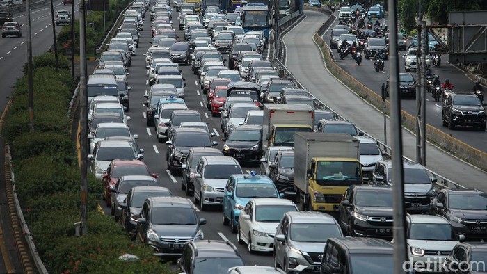 Meski masih tersisa 2 hari lagi PSBB di DKI Jakarta yang akan segera berakhir, kondisi jalanan Ibu Kota sudah terlihat padat dan kembali Macet. Ini potretnya.
