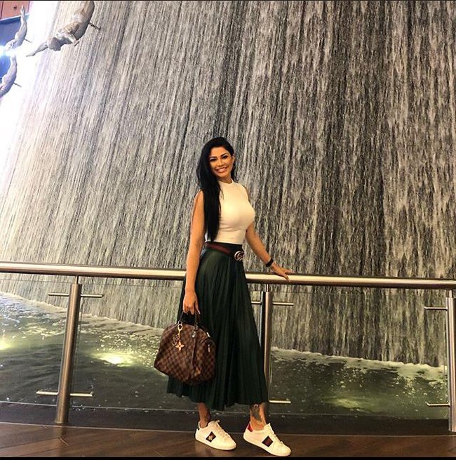 “Saya menjalani lima intervensi bedah agar terlihat seperti dia (Kourtney Kardashian) dan prosedur kosmetik lainnya yang tidak melibatkan operasi,” jelasnya. (Foto: Instagram)