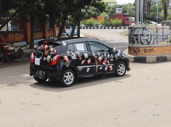 makanan gratis diserbu anak punk