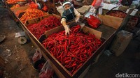 Seperti yang dilakukan Umi ini, pedagang cabai di Pasar Senen.