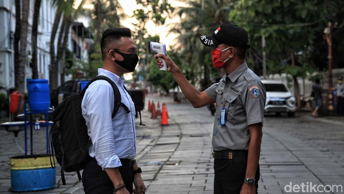 Kota Tua Bersiap Jelang New Normal Penerapan new normal segera diberlakukan di Jakarta. Kawasan wisata Kota Tua pun tengah bersiap. Yuk, intip foto-fotonya.