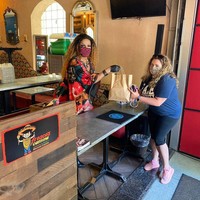 Fresco Brian Martinez, pemilik restoran, mengatakan kepada Insider bahwa sebenarnya restoran ini memang sebuah restoran untuk gay atau homoseksual. Sebelum pandemi, para drag queen tersebut memang sudah seringkali tampil dan mengisi acara di Frescos Cantina. Oleh karena itu, menurutnya alangkah lebih baik jika bisa membantu para pekerja warianya untuk menghasilkan uang tambahan selama pandemi. Foto: Instagram Frescos Cantina