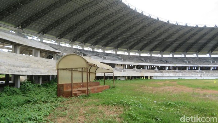 Stadion Barombong yang terbengkalai.