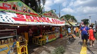 Deretan penjual nasi Kapau bisa kamu temui di Jalan Kramat Raya, tepatnya di samping fly over arah Kampung Melayu. Menilik sejarahnya, eksistensi Jalan Kramat Raya sebagai sentra nasi Kapau konon sudah ada sejak tahun 1970an.
