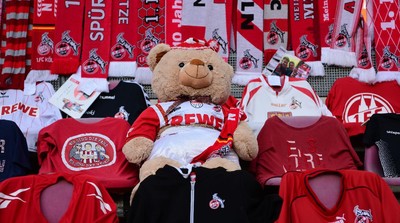 Boneka Beruang Ini Jadi Penonton Laga FC Cologne Vs Leipzig