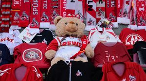 Boneka Beruang Ini Jadi Penonton Laga FC Cologne Vs Leipzig