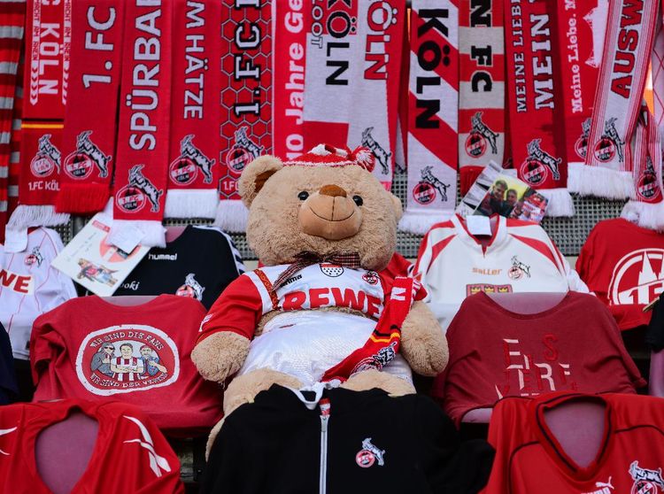 Boneka Beruang Ini Jadi Penonton Laga FC Cologne Vs Leipzig