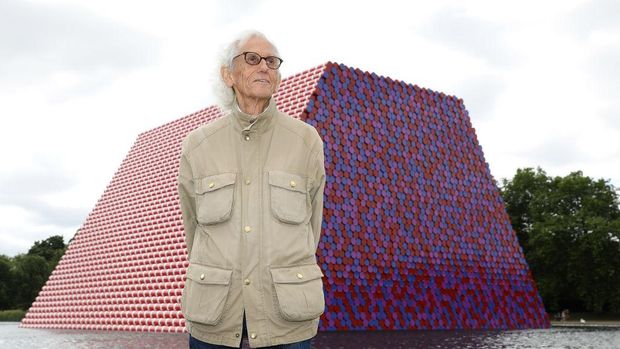 LONDON, ENGLAND - JUNE 18:  Artist Christo unveils his first UK outdoor work, a 20m high installation on Serpentine Lake, with accompanying exhibition at The Serpentine Gallery on June 18, 2018 in London, England.  (Photo by Tim P. Whitby/Tim P. Whitby/Getty Images for Serpentine Galleries)