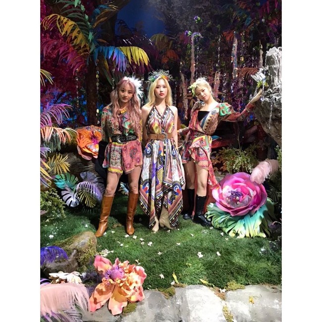 Berbeda dengan konsep gaun cantik sebelum, dalam video klip More & More TWICE juga terlihat bohemian dengan konsep busana hippie. Foto: Instagram @twicetagram