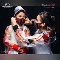 Setelah membuat APD gratis untuk tenaga medis, Anne Avantie terpikirkan untuk membuat baju serupa yang bisa dipakai sehari-hari untuk masyarakat umum. APD kan standarnya hanya bagi tenaga medis. Tapi ada masyarakat yang pengin pakai ketika keluar rumah agar terlindung dari virus Corona. Dari situ, saya pikir kenapa nggak buat jaket pelindung diri atau JPD, ungkap Anne kepada Wolipop bulan lalu. (Foto: Instagram/@ayutingting92)