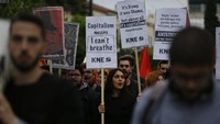 Sejumlah demonstran menggelar aksi unjuk rasa di depan kantor Kedutaan Besar Amerika Serikat yang berada di Athena, Yunani, sebagai bentuk protes mereka atas kematian George Floyd, pada Senin (1/6/2020) kemarin. AP Photo/Lefteris Pitarakis.