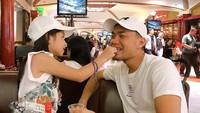 Manis banget ya kedekatan ayah dan anak ini. Kalau kata Sirajuddin, bahagia itu sederhana. Ternyata kebahagiaannya habiskan waktu bersama sang anak. Foto: Instagram sirajuddinmahmudsabang