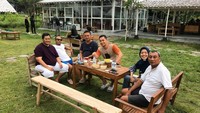 Sirajuddin kini tengah bahagia karena Zaskia hamil muda. Kalau ini pose ia dan keluarganya saat makan bersama di Jogja. Foto: Instagram sirajuddinmahmudsabang