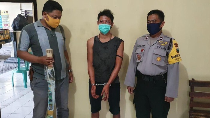 pria ngamuk bawa pedang