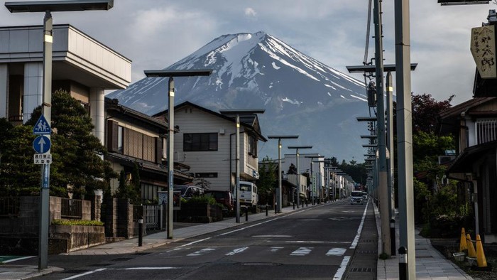 GOTEMBA, JAPAN - MAY 28: A car park at Mizugatsuka Park, a popular visitor spot for views of Mount Fuji, is completely empty after being closed to discourage visitors to the area on May 28, 2020 in Gotemba, Japan. Local authorities have announced that Mount Fuji, one of Japans most popular tourist destinations, will be closed to hikers during this year's summer climbing season to prevent the spread of Covid-19 coronavirus. To date, Japan has recorded 16,651 infections, 858 deaths and 13,973 recoveries from the virus. (Photo by Carl Court/Getty Images)