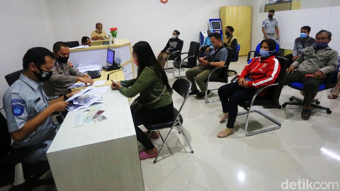 Mal Pelayanan Publik Kota Bekasi dibuka setelah 2 bulan tutup. Begini suasana hari pertama pelayanan tersebut dibuka.