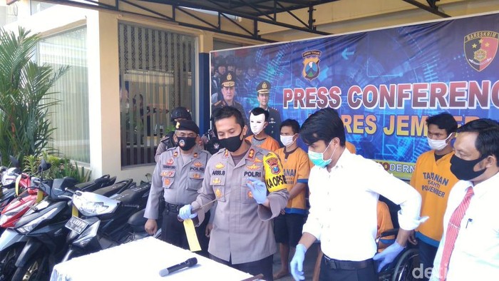 Polisi sudah menangkap komplotan begal yang menewaskan seorang pelajar SMA di Jember. Salah satu pelaku ditembak kedua kakinya karena berusaha kabur.