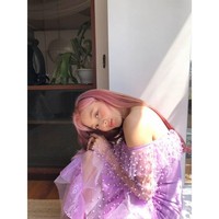 Sedangkan pacar Kang Daniel, Jihyo menerapkan warna pink pada rambutnya yang panjang untuk promosi album More & More kali ini. Foto: Instagram @twicetagram