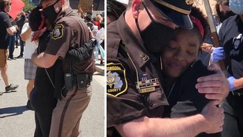Polisi di Muskegeon, Miami, menunjukkan dukungannya kepada salah satu pendemo. Foto: via Bored Panda