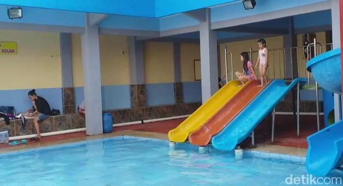 Kolam renang di Cipanas Garut buka