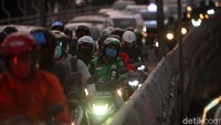 Ratusan kendaraan roda dua terlihat sudah mulai mengantri di salah satu jembatan di Ibu Kota.