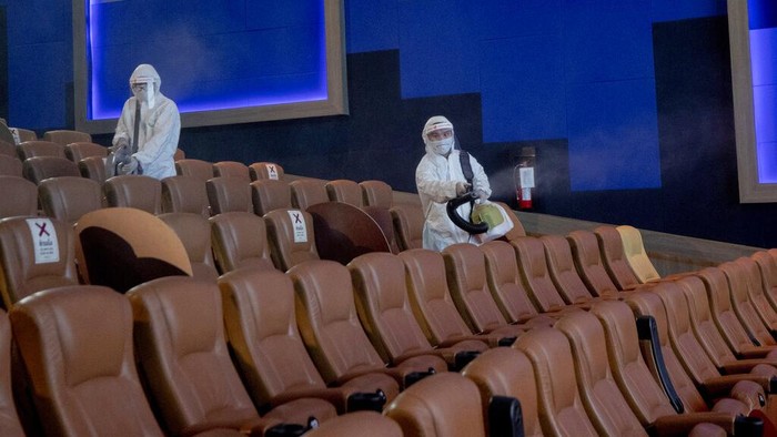 Thailand membuka kembali pusat hiburan mulai dari mal hingga bioskop. Meski kembali dibuka protokol kesehatan tetap diterapkan dengan ketat guna cegah Corona.